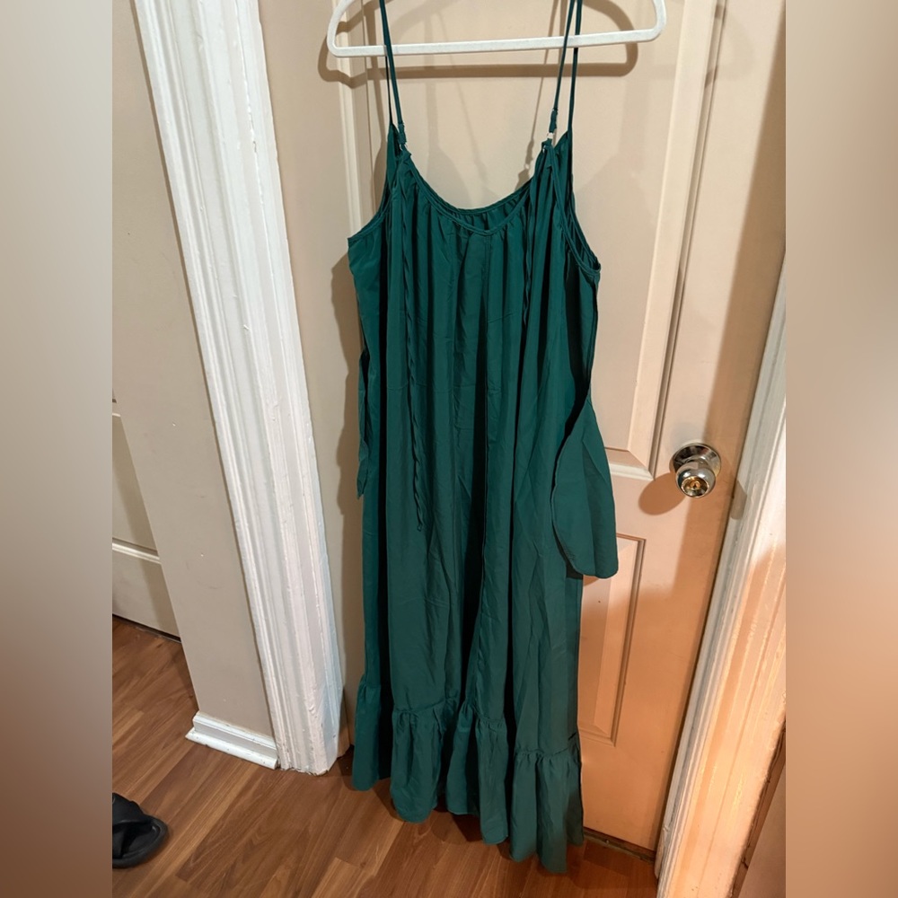 ‼️SOLD ⭐Elegant Green Flowing Dress – Comfortable & Stylish - Picture 2 of 2